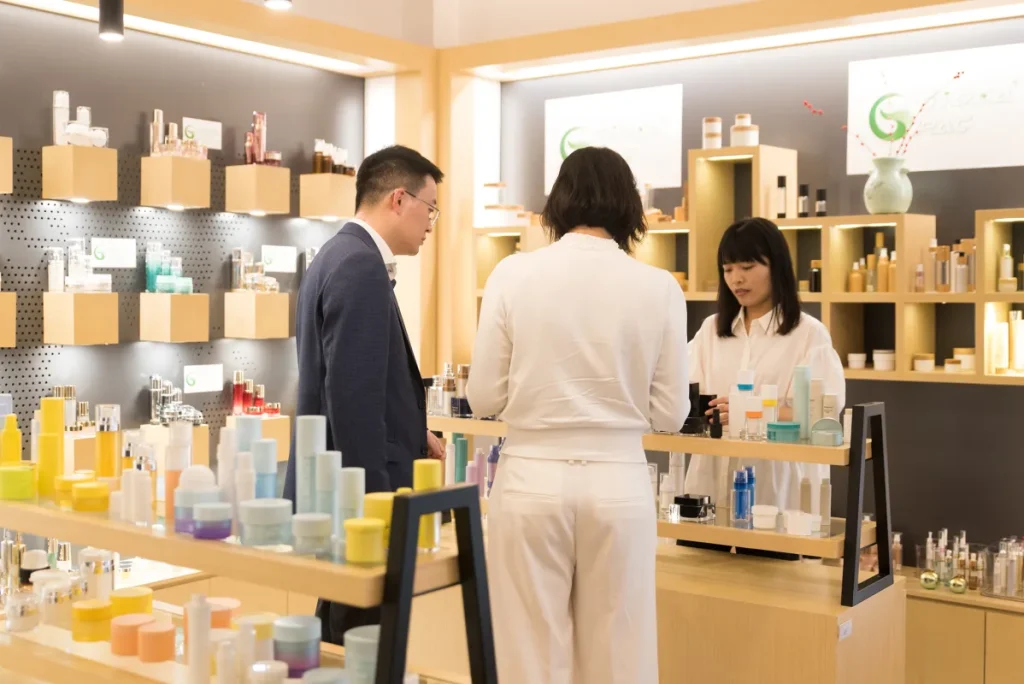 Customers-are-discussing-product-details-with-Gidea-PACs-Employee-1198x800