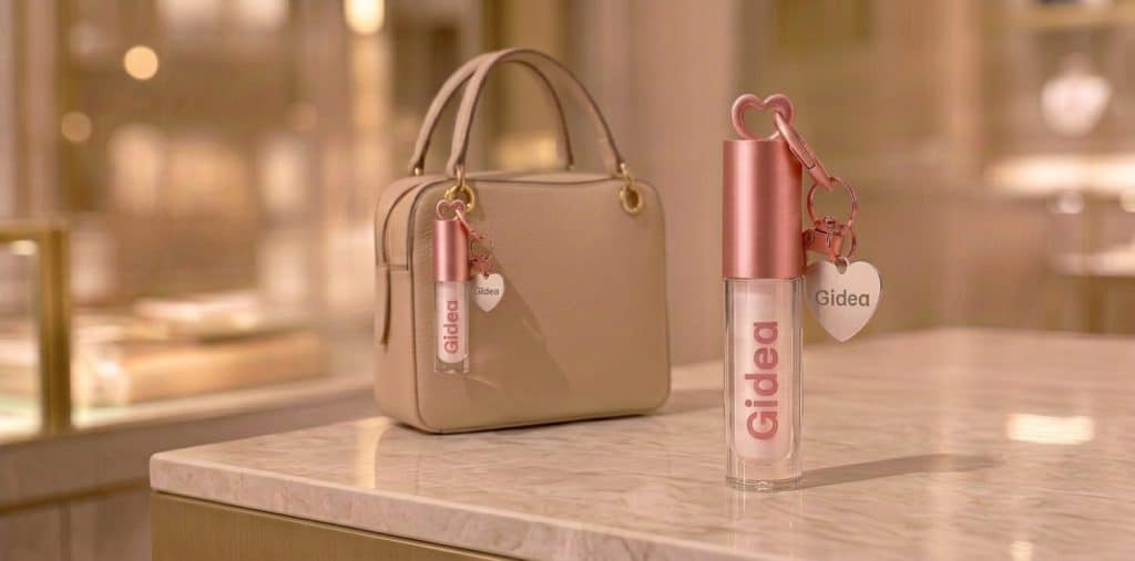 2.5ml AS white lip gloss tube with heart cap and detachable keychain6